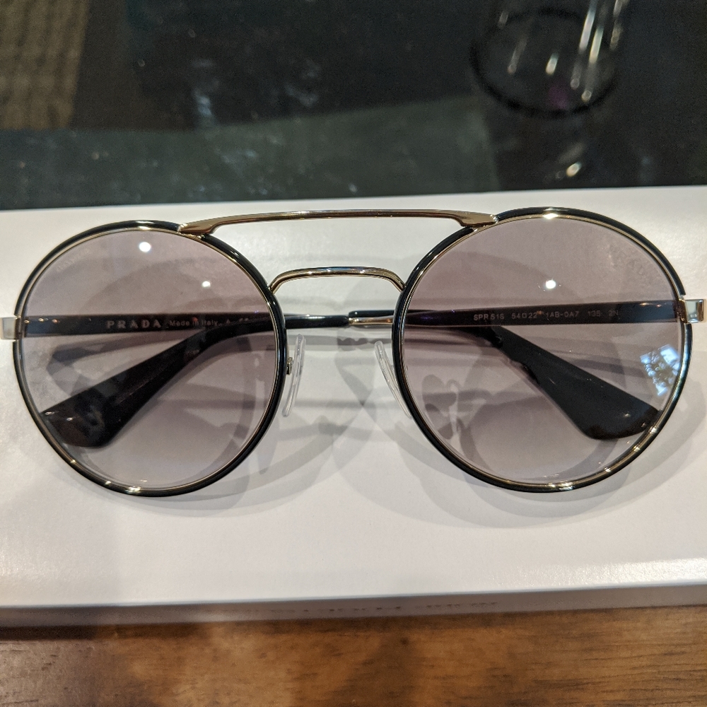 Prada - Picture 1 of 3